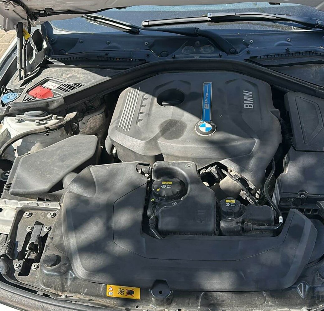 תא מנוע BMW עם מכסה פתוח לצורך ניקוי מערכת הזרקת דלק, מנוע BMW eDrive